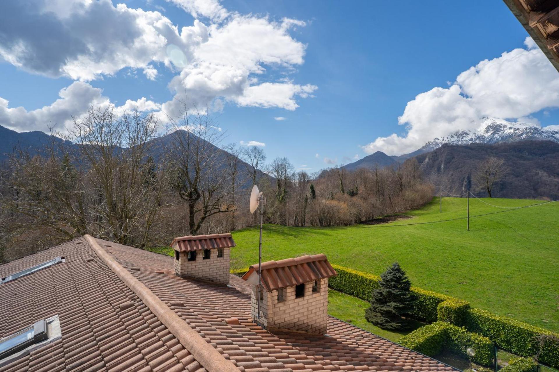Mountain Lodging With Fireplace And Mountain View Barzio Exterior photo